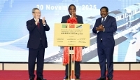 Lancement du projet du chemin de fer Tanzanie-Zambie avec le premier ministre chinois Li Qiang, le président zambien Hakainde Hichilema et le vice-président tanzanien Emmanuel Nchimbi à Lusaka, en Zambie, le 20 novembre 2025.