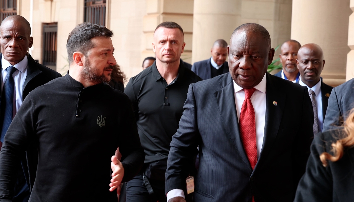 Le président ukrainien, Volodymyr Zelensky, et son homologue sud-africain, Cyril Ramaphosa, à Johannesburg, le 24 avril 2025.