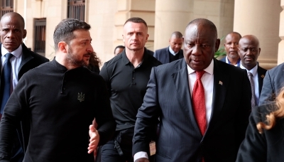 Le président ukrainien, Volodymyr Zelensky, et son homologue sud-africain, Cyril Ramaphosa, à Johannesburg, le 24 avril 2025.