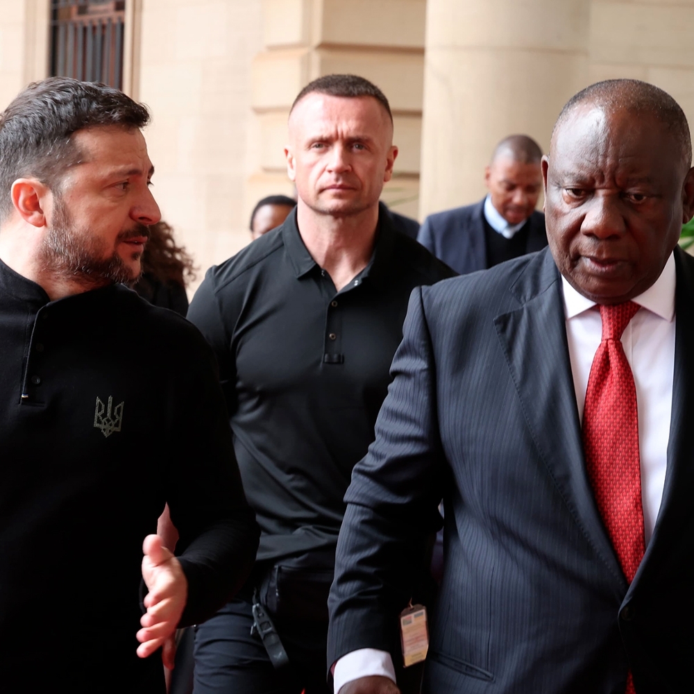 Le président ukrainien, Volodymyr Zelensky, et son homologue sud-africain, Cyril Ramaphosa, à Johannesburg, le 24 avril 2025.