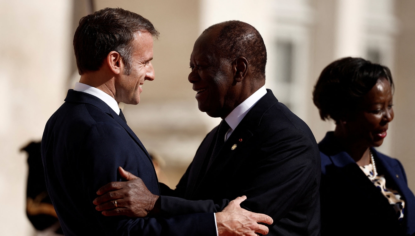 Les présidents Emmanuel Macron et Alassane Ouattara lors du 19e sommet de la Francophonie, au château de Villers-Cotterets, en France, le 4 octobre 2024.