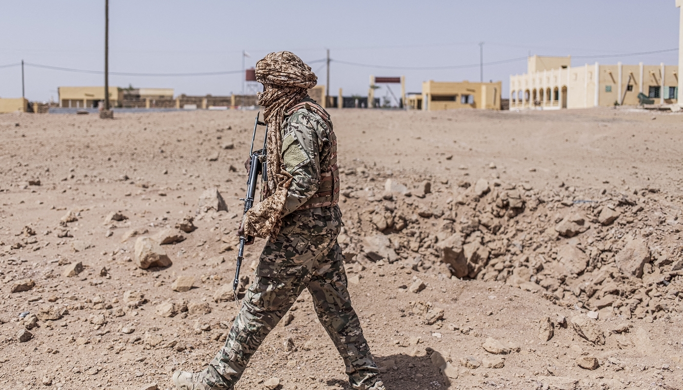 Un combattant du FLA inspecte le terrain après un bombardement des FAMa, à Kidal, le 14 mai 2026.