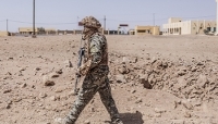 Un combattant du FLA inspecte le terrain après un bombardement des FAMa, à Kidal, le 14 mai 2026.