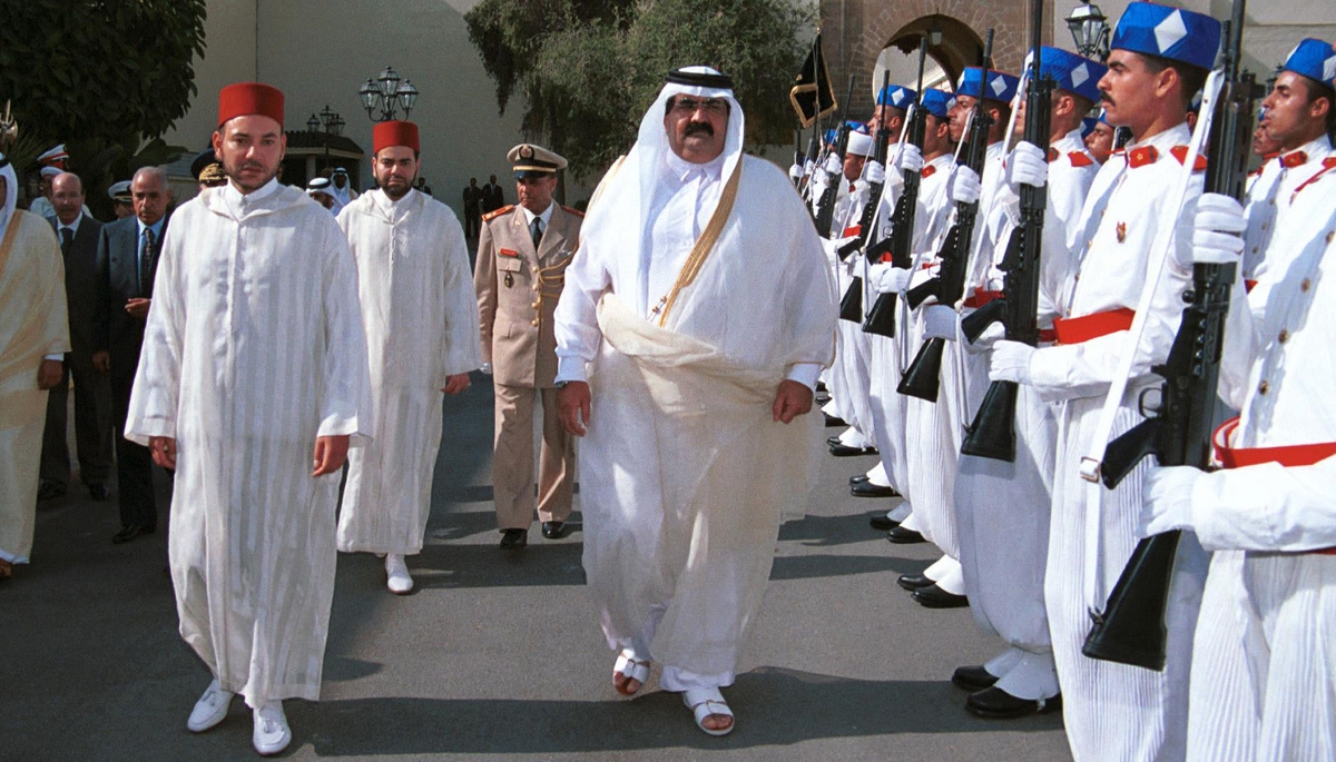 Le roi Mohammed VI accueille Hamad bin Khalifa Al Thani, alors émir du Qatar, lors d'une visite officielle à Rabat, le 11 août 1999.