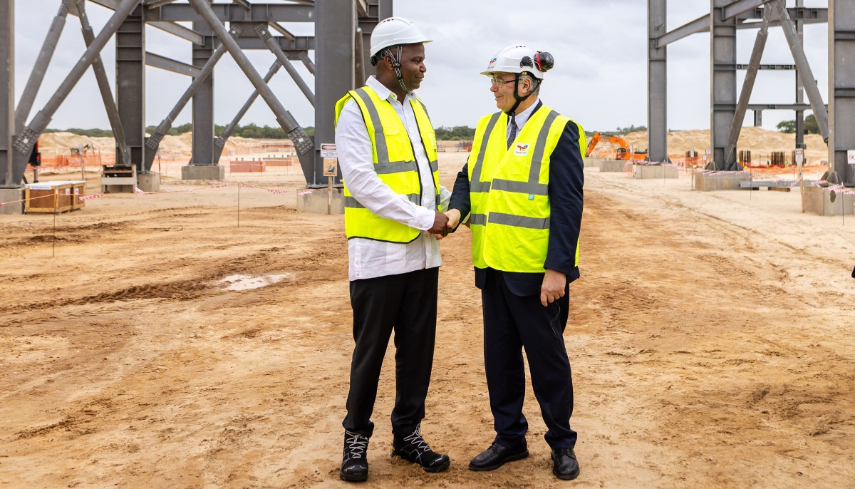 Daniel Chapo et Patrick Pouyanné sur le site d'Afungi, près de Palma, au Mozambique, le 29 janvier 2026.