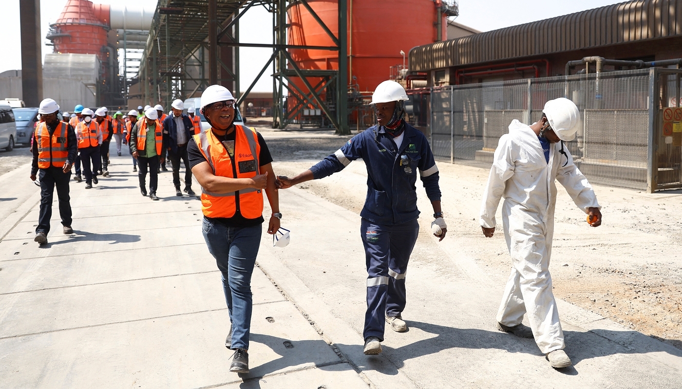 Le ministre de l'électricité Kgosientsho Ramokgopa (à gauche) visite la centrale thermique d'Eskom à Delmas, en Afrique du Sud, septembre 2023.