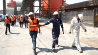 Le ministre de l'électricité Kgosientsho Ramokgopa (à gauche) visite la centrale thermique d'Eskom à Delmas, en Afrique du Sud, septembre 2023.