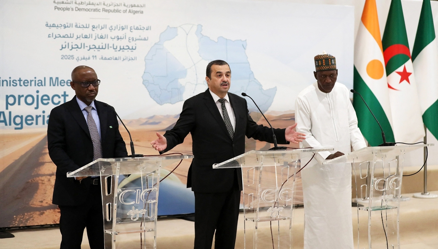 Mohamed Arkab, entouré des ministres nigériens Sani Issoufou Mahamadou (à gauche) et Sahabi Oumarou (à droite), lors d'une réunion du comité de pilotage du projet de gazoduc transsaharien, à Alger, le 11 février 2025.