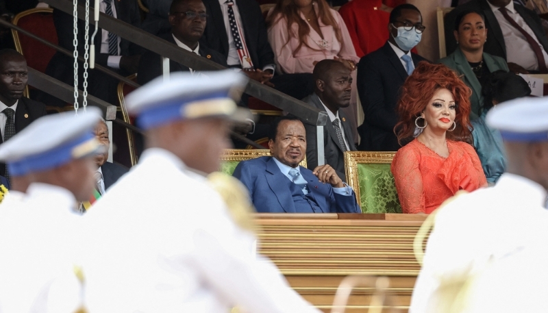 Le président camerounais Paul Biya et son épouse Chantal, lors du défilé de l'Unité du 20 mai 2023, à Yaoundé.