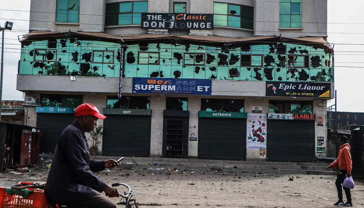 Commerce détruit en parallèle de la manifestation du 7 juillet, à Nakuru, au Kenya.