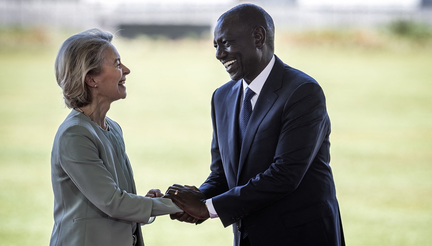 Ursula von der Leyen et William Ruto lors de la signature de l'accord commercial entre l'UE et le Kenya à Nairobi, le 18 décembre 2023.