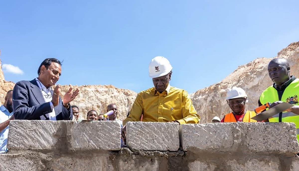 Narendra Raval (à gauche) et William Ruto (centre) lancent la construction d'une cimenterie de Devki Group dans le comté de Kitui, au Kenya, le 27 octobre 2026.