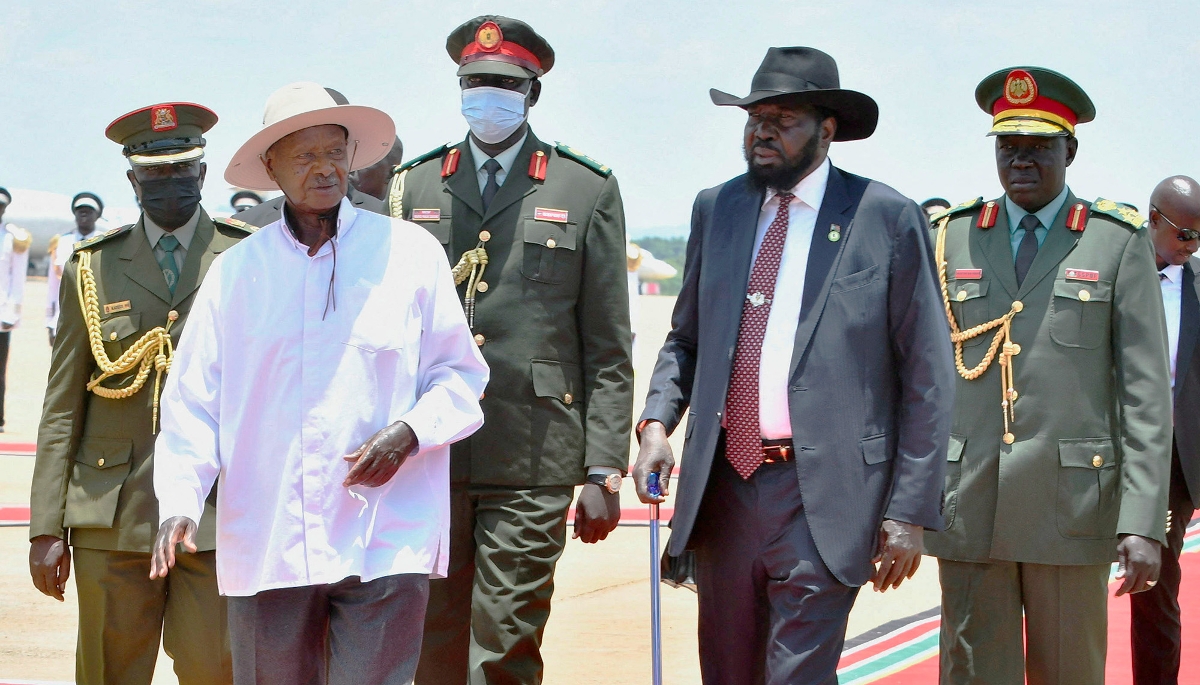 Yoweri Museveni aux côtés de Salva Kiir à son arrivée à Djouba, le 3 avril 2025.