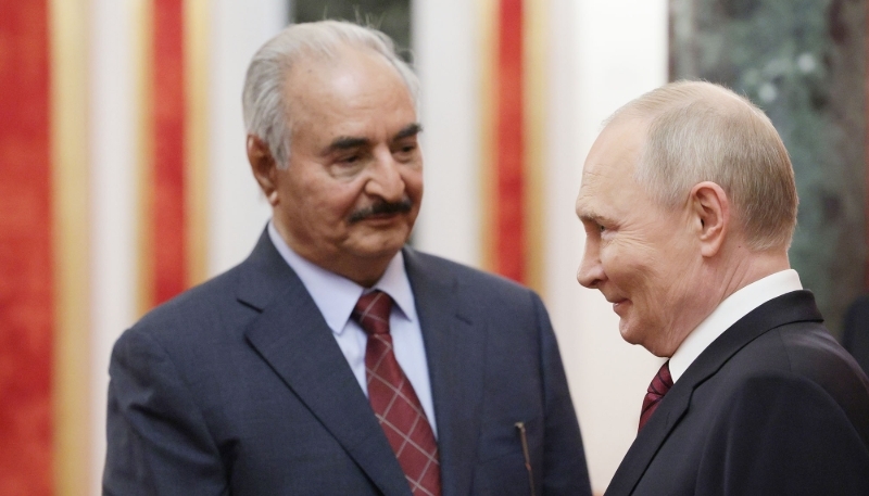 Khalifa Haftar et Vladimir Poutine, à Moscou, Russie, le 10 mai 2025.