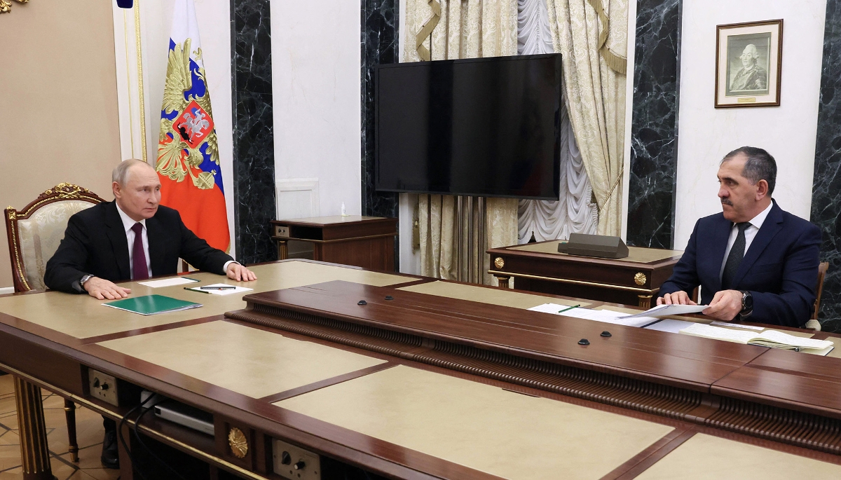 Le président russe Vladimir Poutine et le vice-ministre russe de la défense Yunus-Bek Yevkurov à Moscou le 28 septembre 2023.