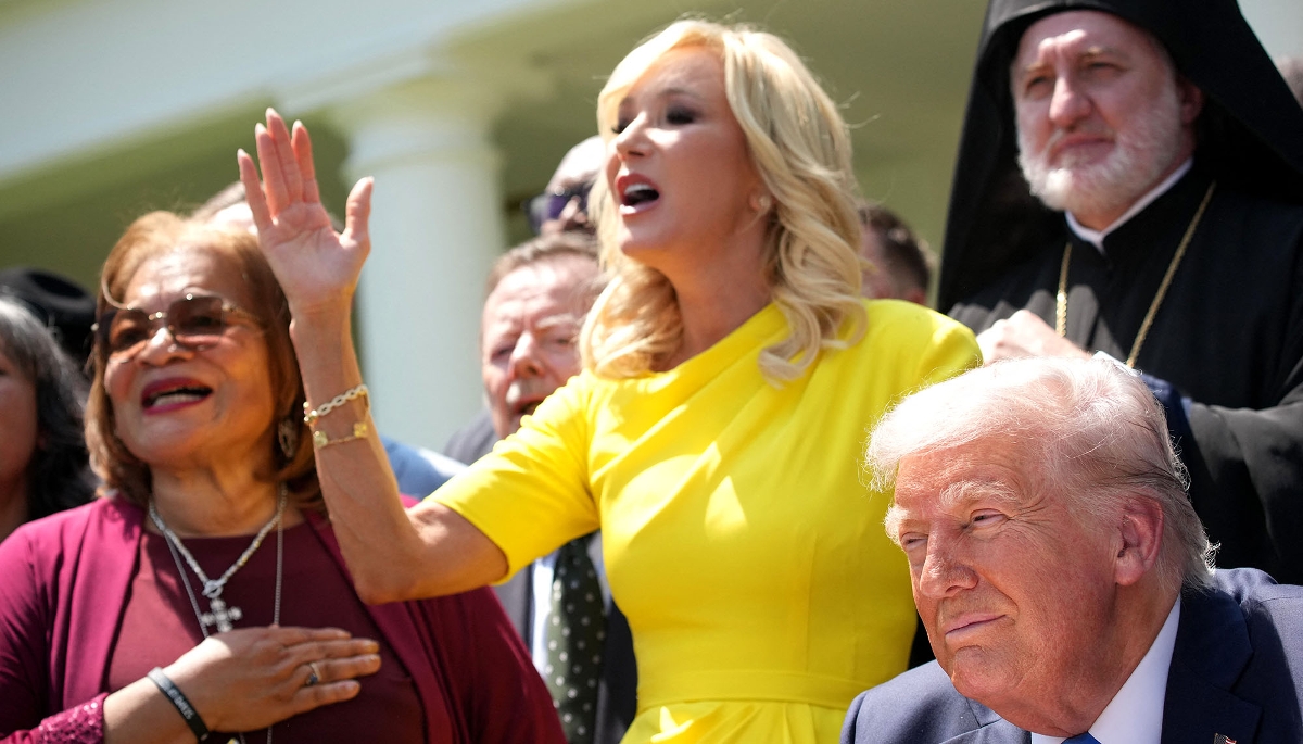 Paula White, responsable du Bureau de la foi à la Maison blanche, aux côtés du président américain Donald Trump et d'autres chefs religieux lors d'une cérémonie organisée à l'occasion de la Journée nationale de prière, le 1er mai 2025, à Washington, DC. 
