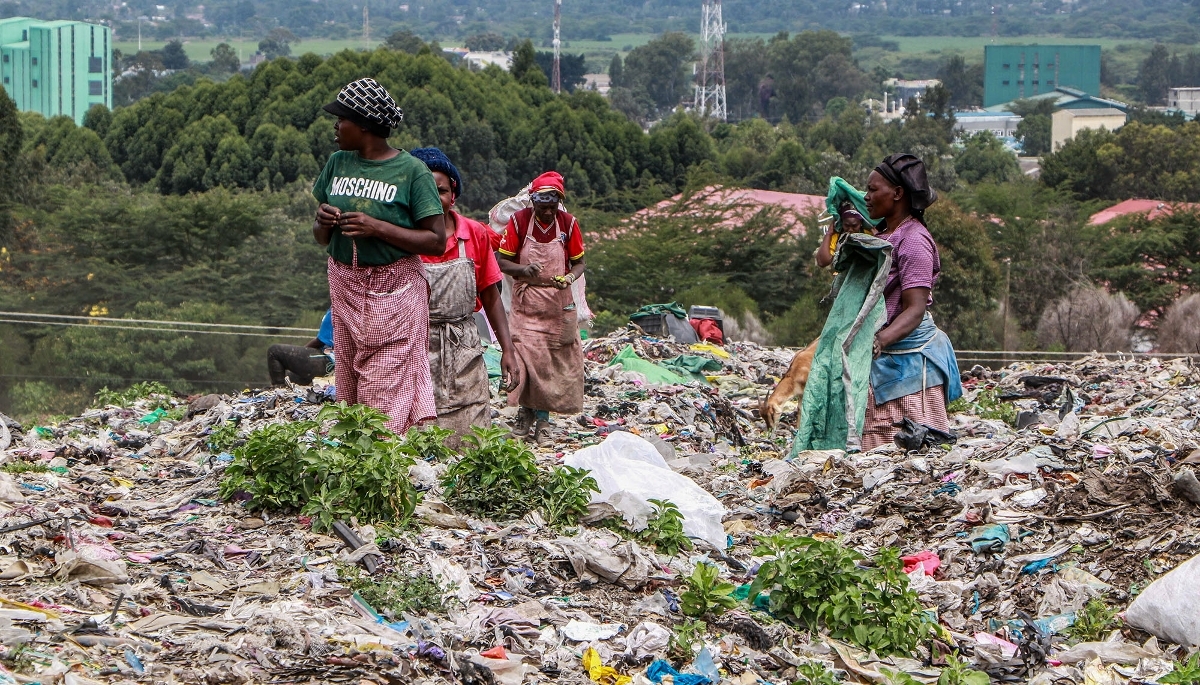 Des femmes collectent des matériaux à recycler dans la décharge de Giotto, au Kenya, en juin 2025. 