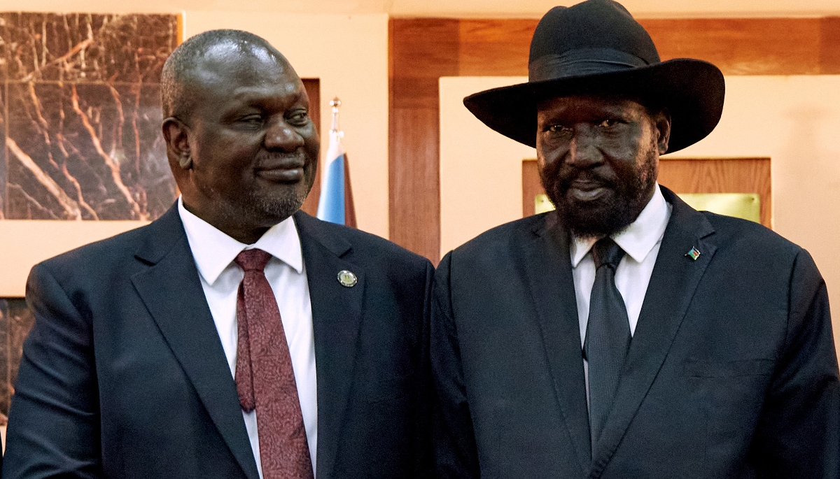 Salva Kiir en compagnie de l'ancien premier vice-président Riek Machar au sein de la State House, à Djouba, le 22 février 2020.