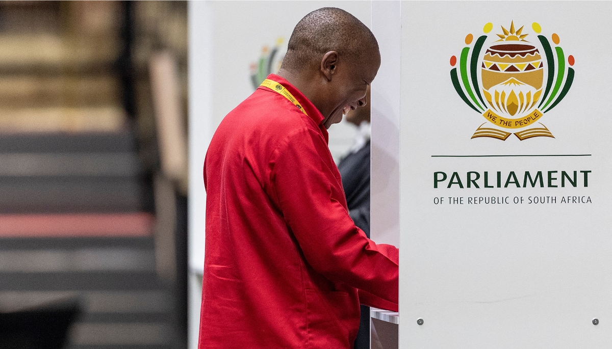 Lors du vote pour l'élection du nouveau président de l'Afrique du Sud, au nouveau Parlement sud-africain, au Cap, le 14 juin 2024.
