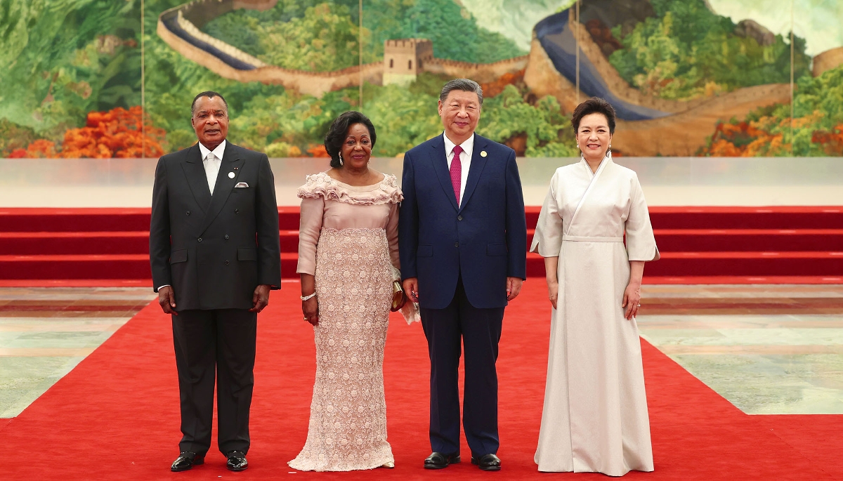 Le président chinois Xi Jinping et le président congolais Denis Sassou-Nguesso aux côtés de leurs épouses, à Pékin, le 4 septembre 2024, à l'occasion du Focac.