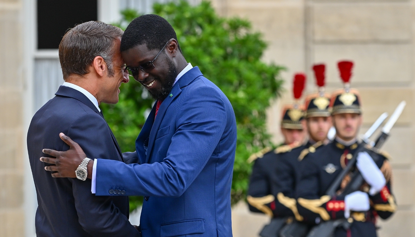 Le président français Emmanuel Macron accueille Bassirou Diomaye Faye au palais de l'Élysée, à Paris, le 27 août 2025.