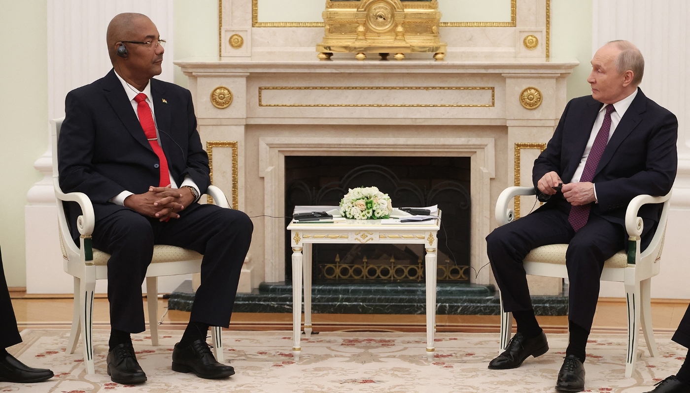 Le président des Seychelles Patrick Herminie est reçu par Vladimir Poutine au Kremlin, à Moscou, le 22 avril 2026.