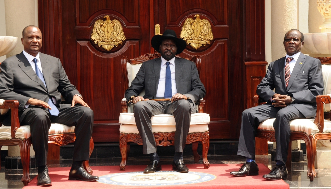 Le président Salva Kiir entouré de ses vice-présidents Taban Deng Gai (à g.) et James Wani Igga (à dr.), au palais présidentiel de Djouba, en 2016.