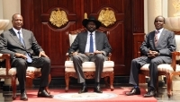 Le président Salva Kiir entouré de ses vice-présidents Taban Deng Gai (à g.) et James Wani Igga (à dr.), au palais présidentiel de Djouba, en 2016.