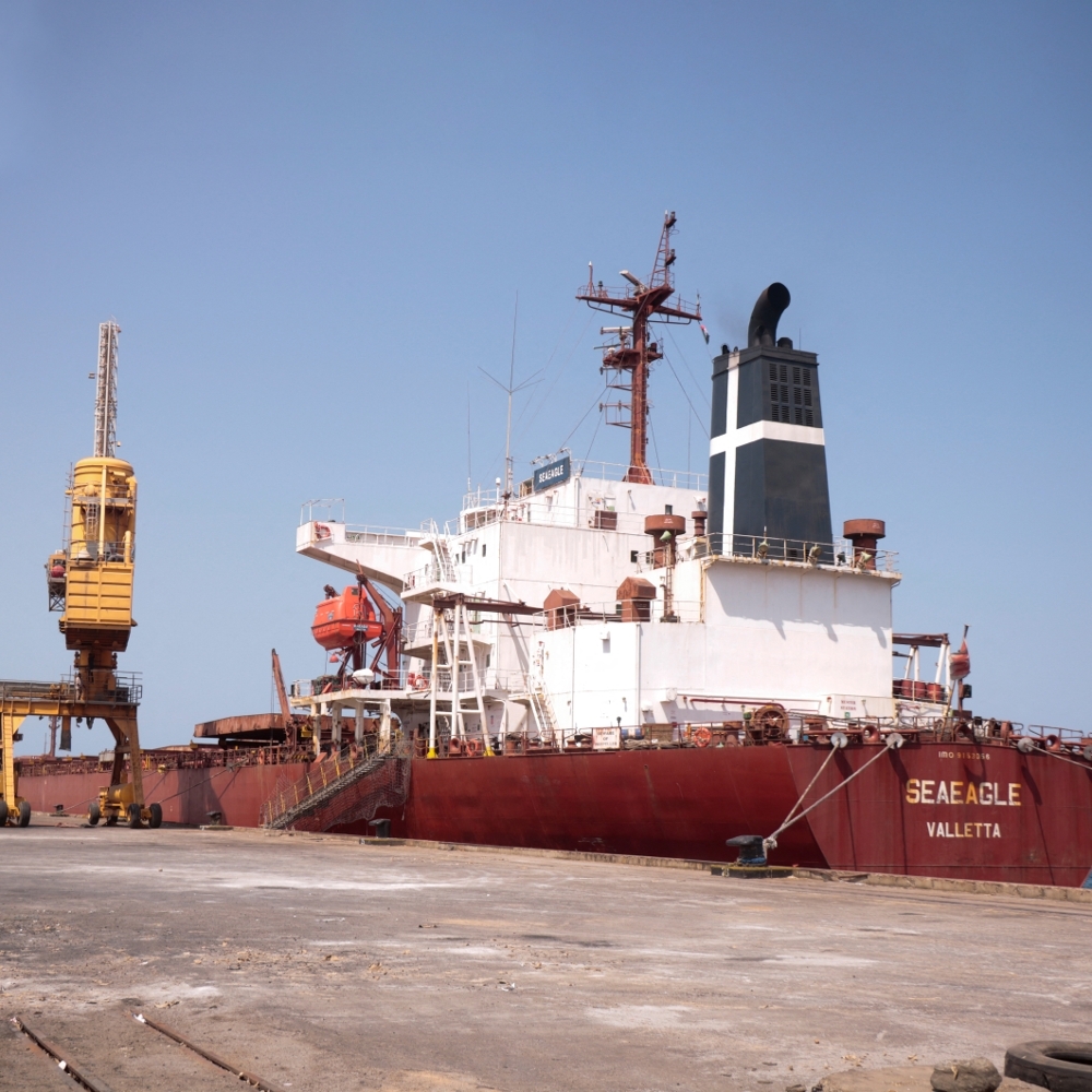 Le Sea Eagle, un vraquier rempli de blé en provenance d'Ukraine, à Port-Soudan, le 12 septembre 2022.