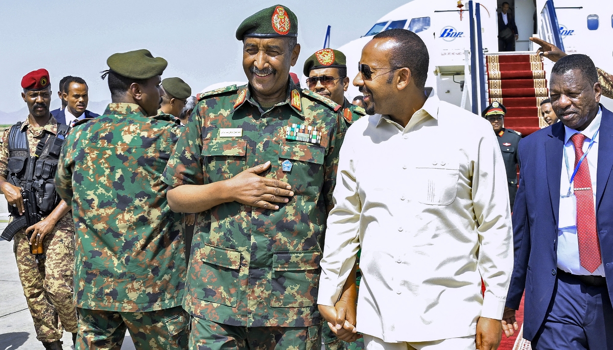 Le général Abdel Fattah al-Burhan accueille le premier ministre éthiopien Abiy Ahmed à l'aéroport international de Port-Soudan, le 9 juillet 2024.