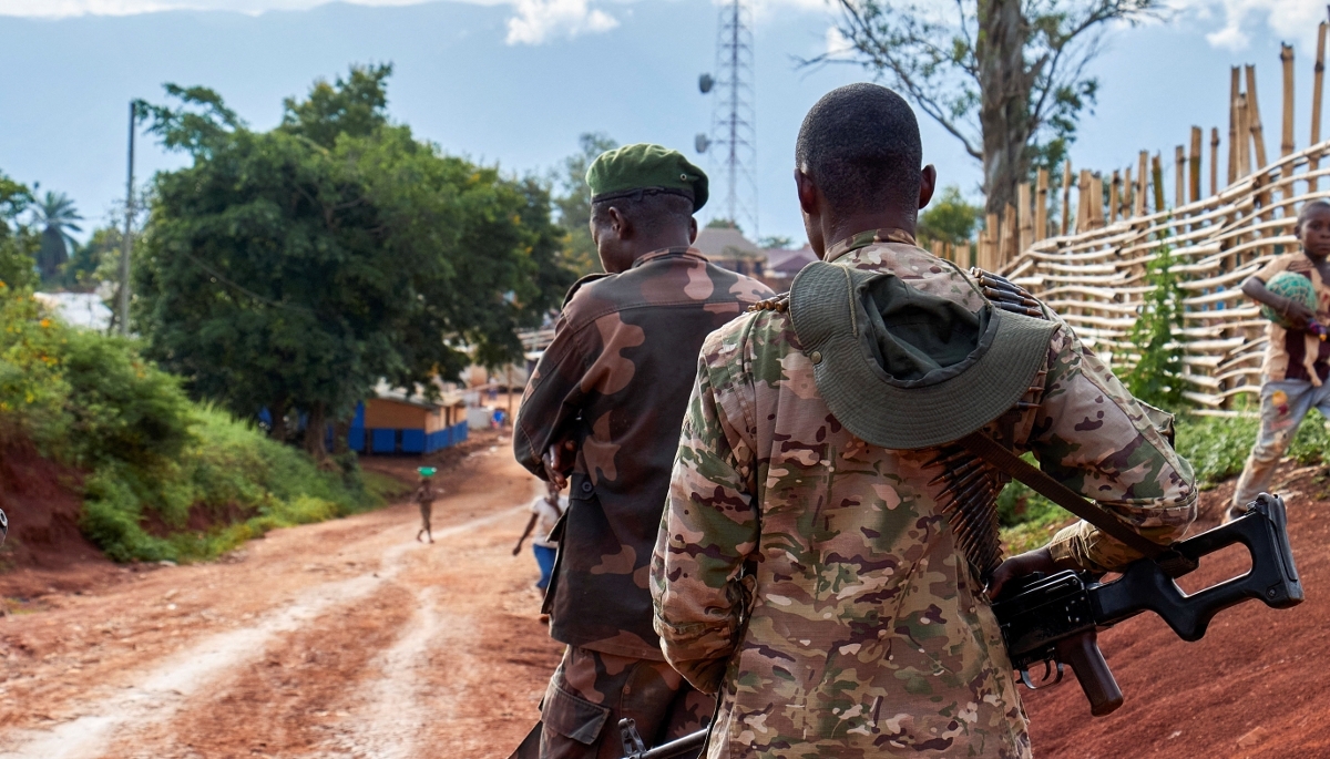 Des soldats des Forces armées de la République démocratique du Congo patrouillent sur une route du territoire de Fizi, dans le Sud-Kivu, en RDC, le 31 janvier 2026.