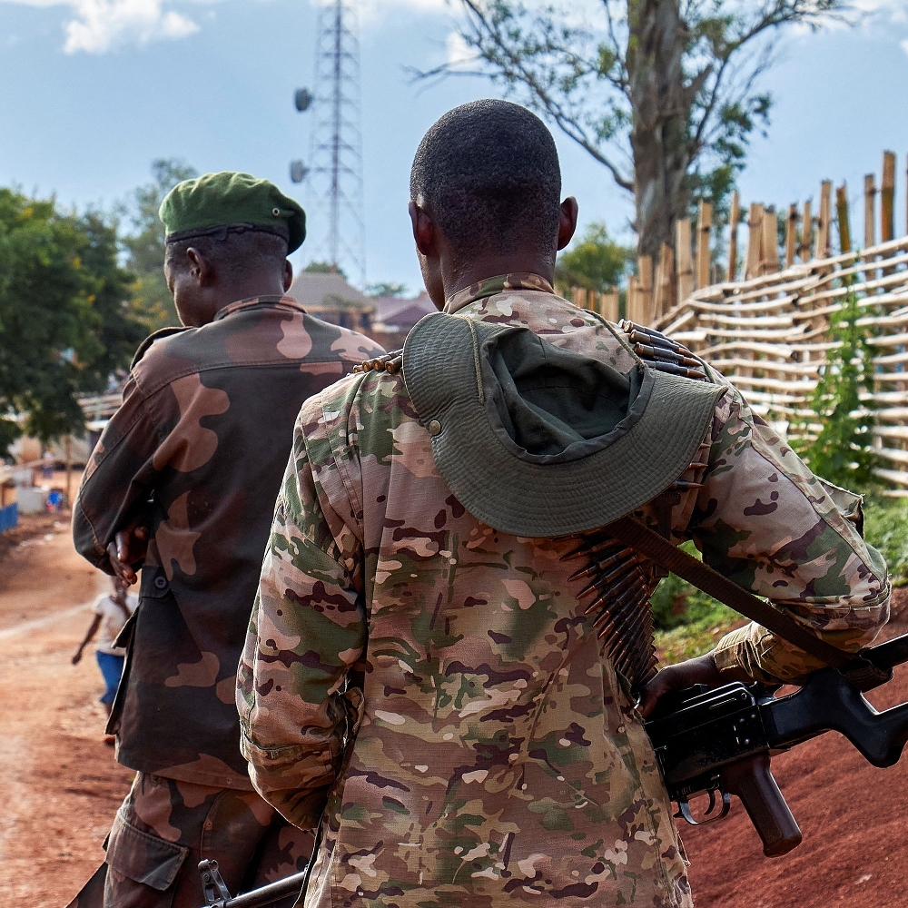 Des soldats des Forces armées de la République démocratique du Congo patrouillent sur une route du territoire de Fizi, dans le Sud-Kivu, en RDC, le 31 janvier 2026.
