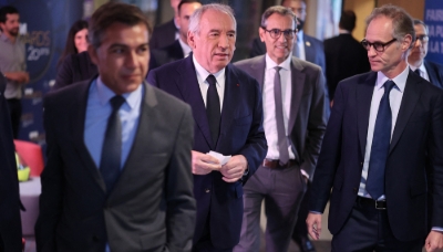 Le premier ministre, François Bayrou, en compagnie du directeur général de BFM TV, Fabien Namias (à dr.) et de Régis Ravanas, DG de RMC BFM (centre), le 27 mai 2025 dans les locaux de la chaîne.