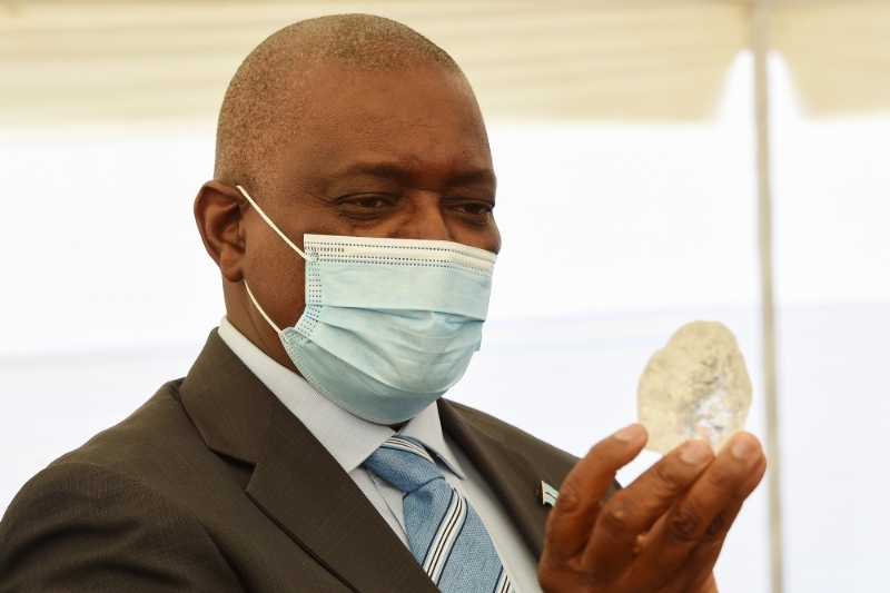 Le président botswanais Mokgweetsi Masisi, avec le diamant de plus de 1000 carats récemment découvert.