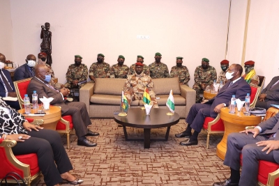 Le président ghanéen Nana Akufo-Addo (à gauche) et son homologue ivoirien Alassane Ouattara (à droite) rencontrent les putschistes lors d'une mission de la Cedeao en Guinée le 17 septembre 2021.
