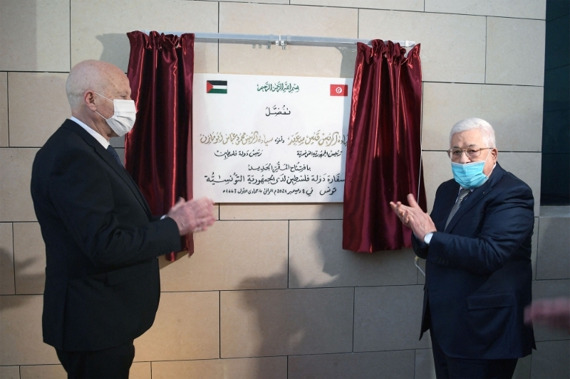 Le président tunisien Kaïs Saïed (à gauche) et celui de l'Autorité palestinienne (AP), Mahmoud Abbas, lors de l'inauguration de l'ambassade palestinienne à Tunis, le 8 décembre 2021.