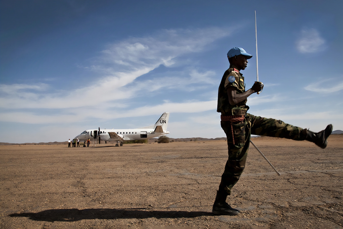 Un soldat tchadien de la Minusma défile au cours d'une visite du secrétaire général adjoint aux opérations de maintien de la paix, Hervé Ladsous, à Tessalit, au Mali, en mars 2013.