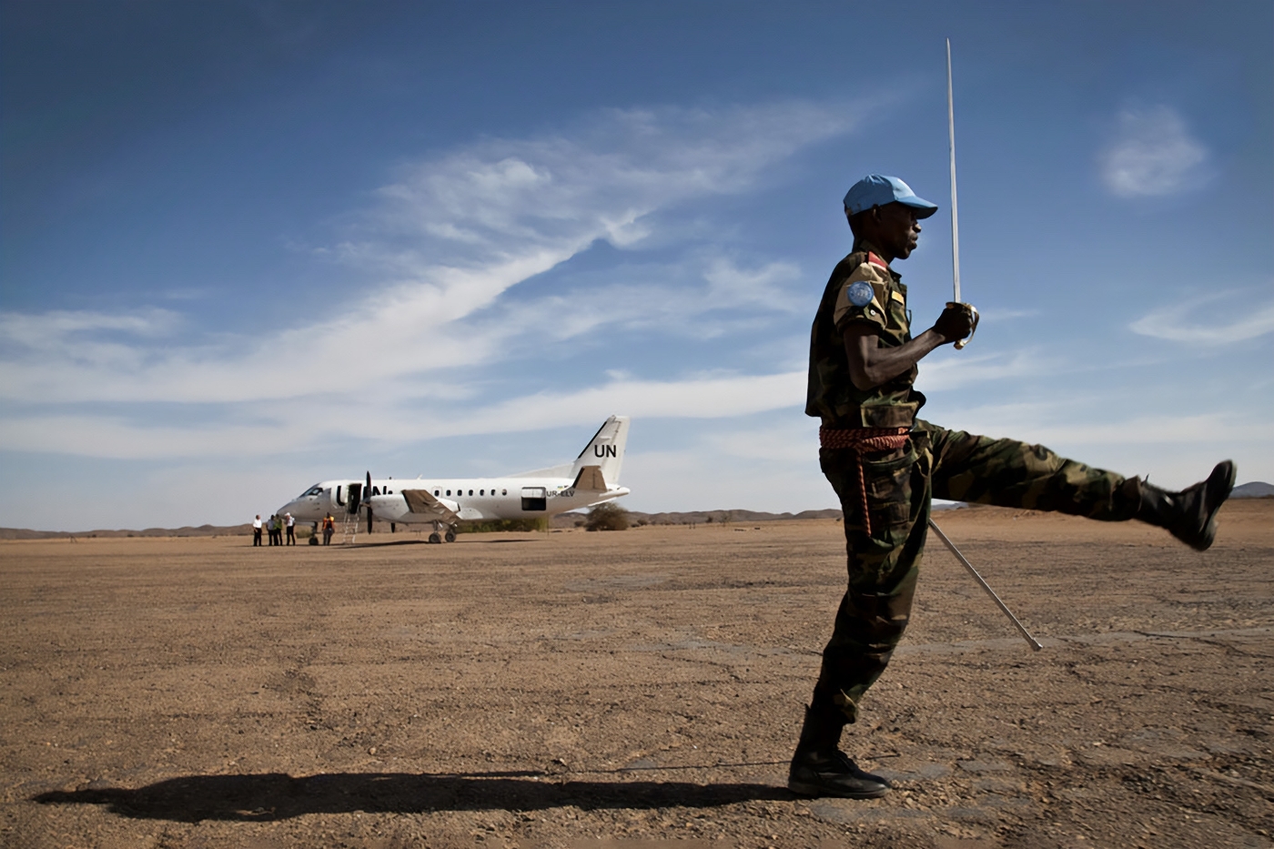 Un soldat tchadien de la Minusma défile au cours d'une visite du secrétaire général adjoint aux opérations de maintien de la paix, Hervé Ladsous, à Tessalit, au Mali, en mars 2013.