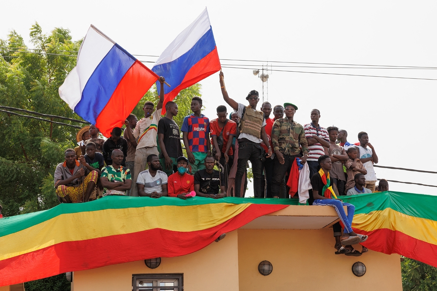 Des manifestants maliens avec des drapeaux russes à Bamako le 13 mai 2022.