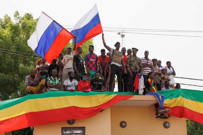 Des manifestants maliens avec des drapeaux russes à Bamako le 13 mai 2022.