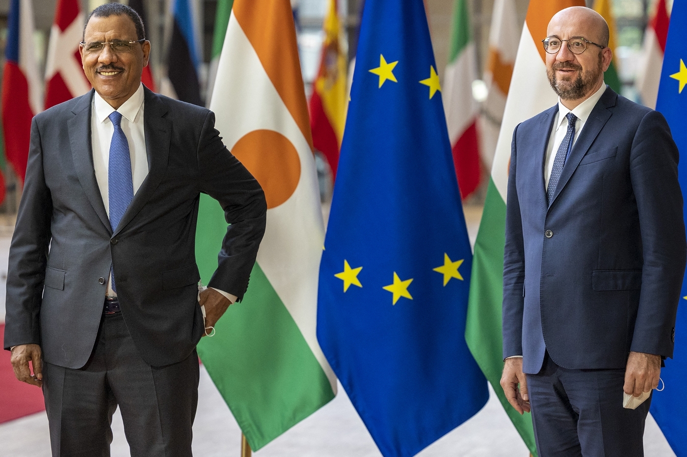 Le président nigérien Mohamed Bazoum et le président du Conseil européen Charles Michel en mai 2021.