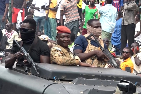 Le capitaine Ibrahim Traoré dans les rues de Ouagadougou le 2 octobre 2022.