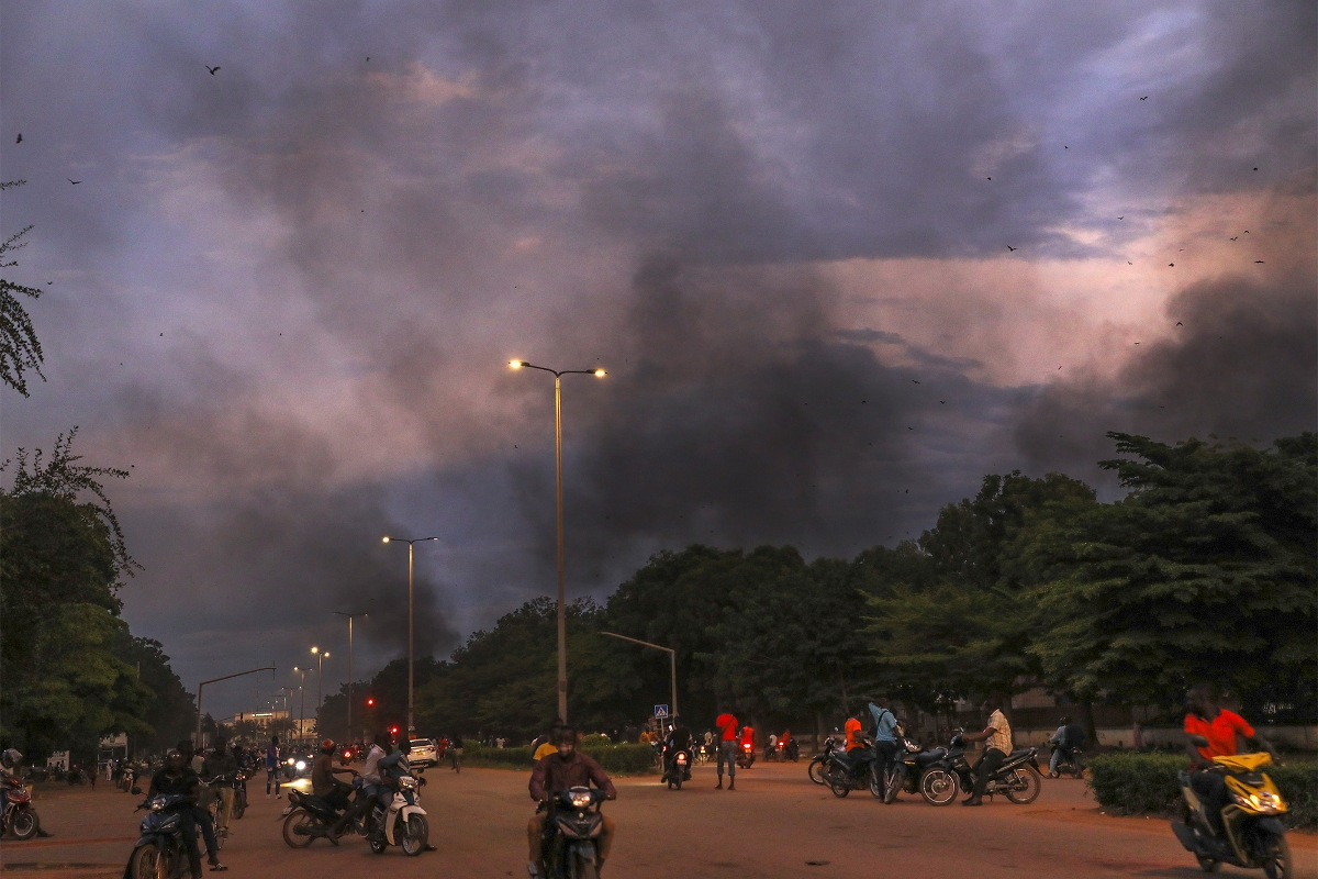 L'atmosphère enfumée des alentours de l'ambassade de France au Burkina Faso, le 1er octobre,