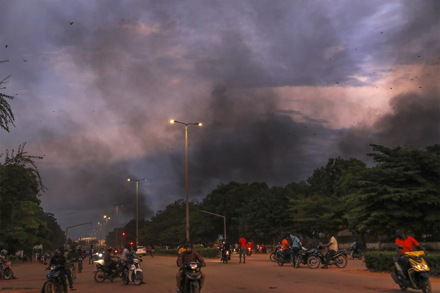 L'atmosphère enfumée des alentours de l'ambassade de France au Burkina Faso, le 1er octobre,