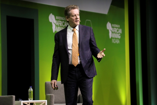 Le fondateur d'Ivanhoe Mines, Robert Friedland, lors d'une conférence au Cap en 2022.