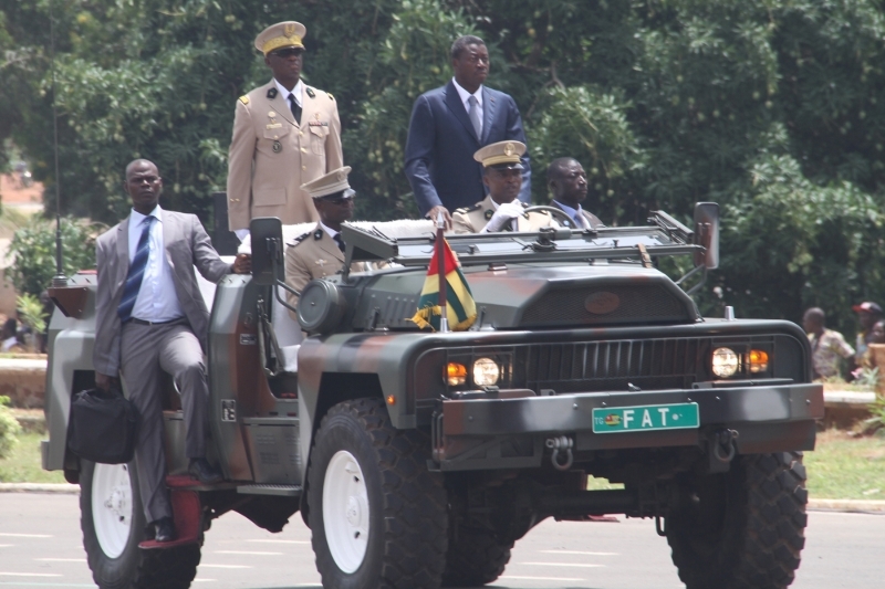 Le président togolais Faure Gnassingbé inspecte l'armée lors d'un défilé militaire célébrant le 55e anniversaire de l'indépendance du Togo à Lomé, le 27 avril 2015.