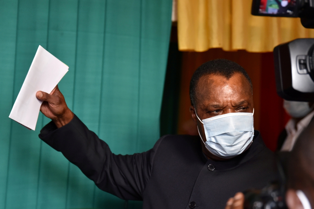Le président congolais Denis Sassou Nguesso au bureau de vote, le 21 mars 2021.