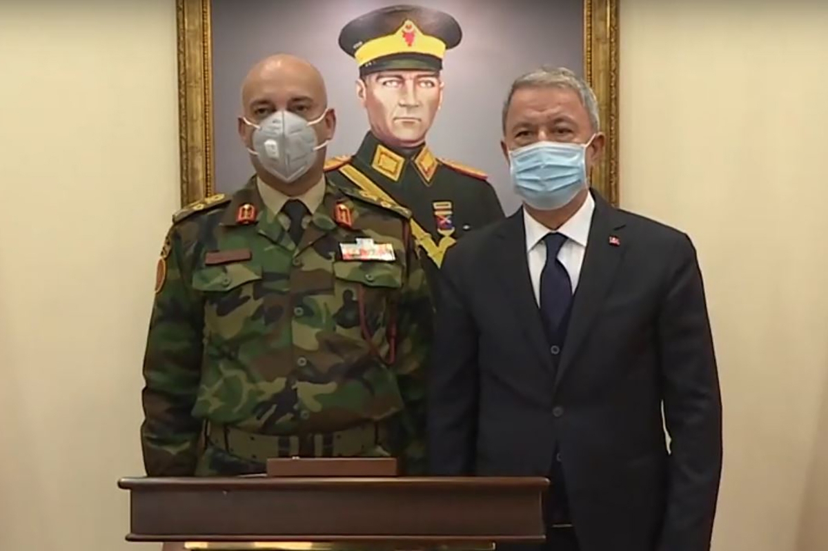 Mohamed al-Haddad (à gauche), chef d'état-major libyen, lors d'une rencontre avec le ministre de la défense turc Hulusi Akar en octobre 2020.