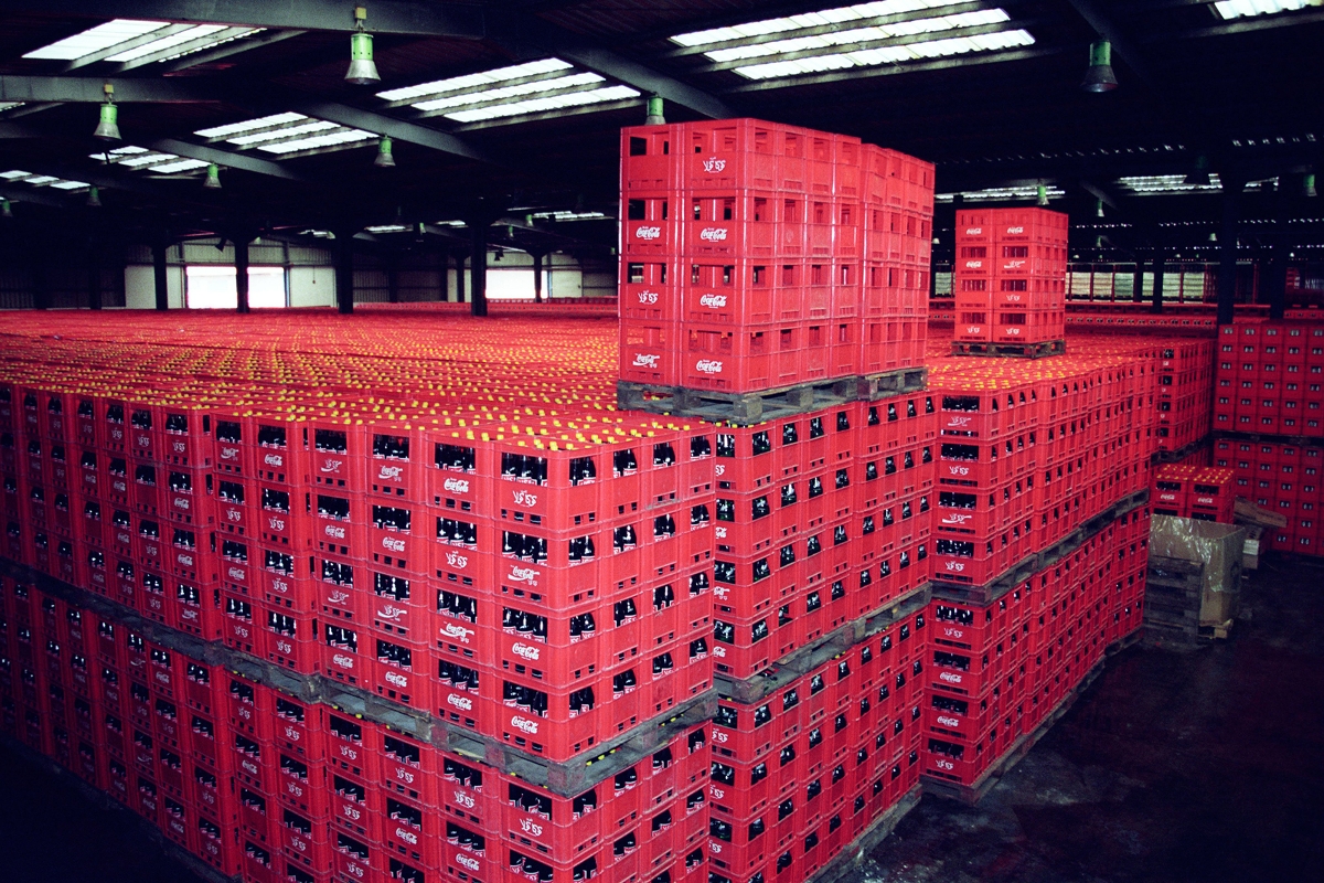 Des cageots empilés dans une usine d'embouteillage de Coca-Cola à Alger, Algérie (2000).