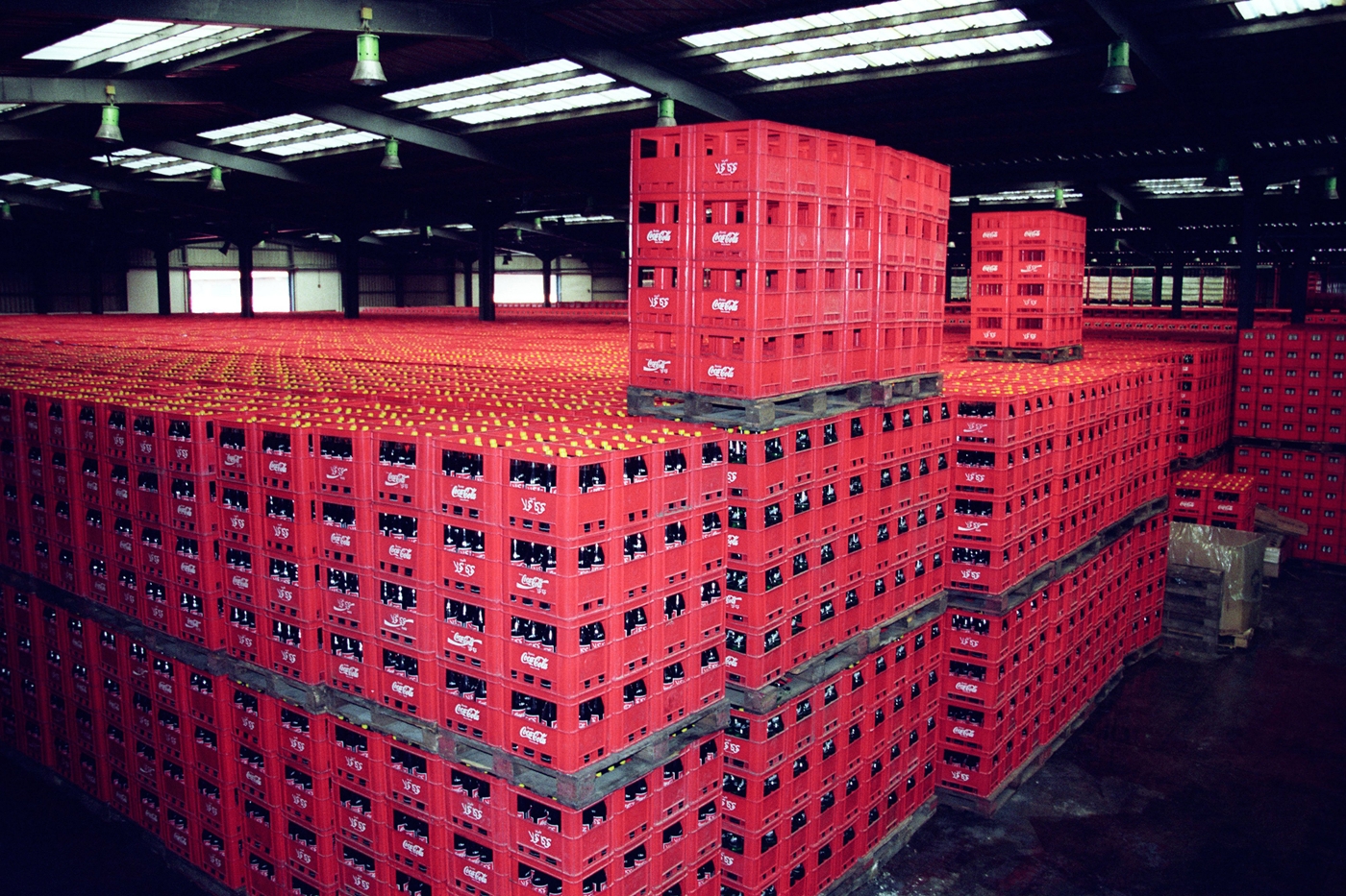 Des cageots empilés dans une usine d'embouteillage de Coca-Cola à Alger, Algérie (2000).